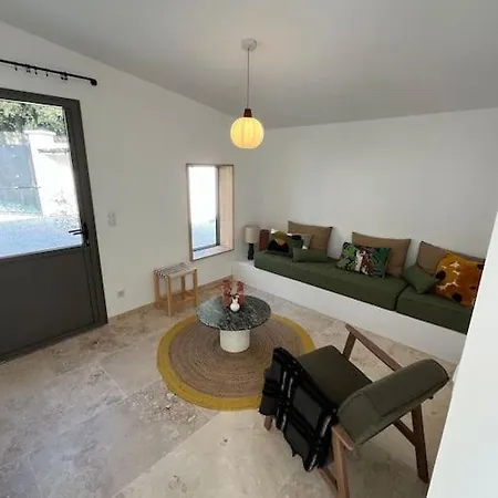 Maison Garrigue Avec Piscine روشيفورْ دو جارْ