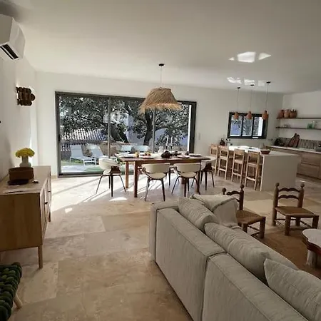 Maison Garrigue Avec Piscine 4*