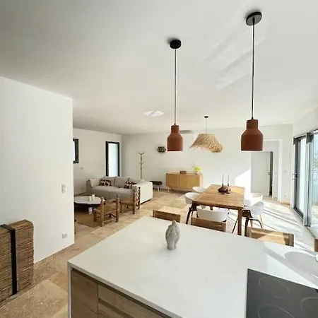 Maison Garrigue Avec Piscine 4* روشيفورْ دو جارْ
