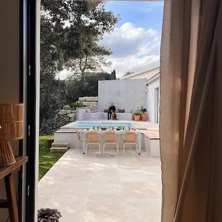 Maison Garrigue Avec Piscine روشيفورْ دو جارْ