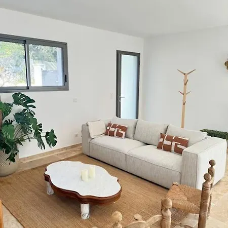 Maison Garrigue Avec Piscine فندق